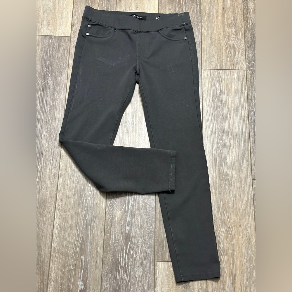 🛍️Liverpool gray stretch pull up pants comfy Size 6/28 excellent condition.